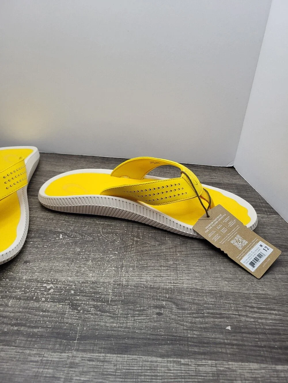 OluKai Ulele Water Ready Beach Sandals Yellow HibiscusComfort Men's Size 12 New